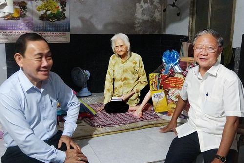 Thăm mẹ của liệt sĩ ở vùng đất Lương Phi anh hùng