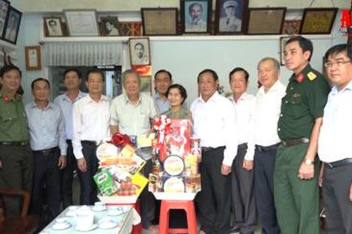 Bí thư Tỉnh ủy An Giang Lê Hồng Quang thăm, tặng quà gia đình chính sách, người có công cách mạng tại TP. Châu Đốc