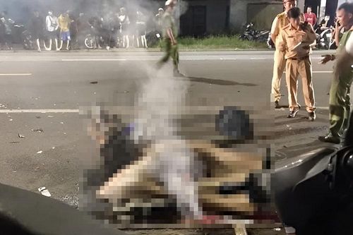 2 thanh niên đi xe máy tử vong sau va chạm với xe khách