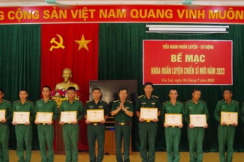 Gia Lai: Bế mạc khóa huấn luyện chiến sĩ mới năm 2023