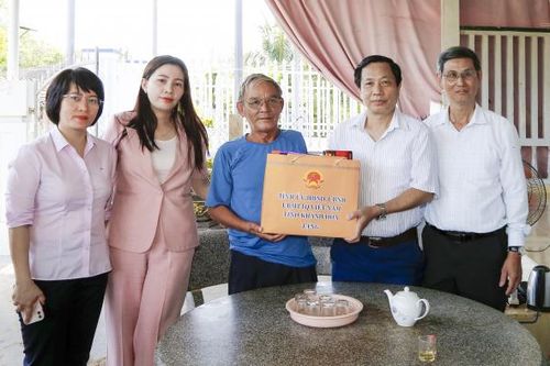 Ông Hà Quốc Trị thăm, tặng quà cho thương, bệnh binh, người có công tại thị xã Ninh Hòa