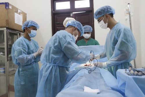 Quân y đảo Phan Vinh cấp cứu ngư dân bị viêm ruột thừa cấp