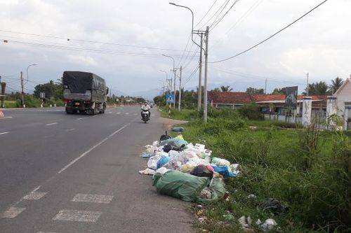 Bỏ rác bừa bãi trên đường