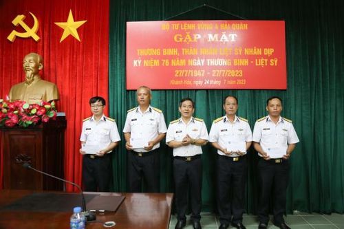 Vùng 4 hải quân gặp mặt, tặng quà thương binh, thân nhân liệt sĩ