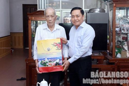 Lãnh đạo tỉnh thăm tặng quà gia đình chính sách tại thành phố Lạng Sơn và huyện Chi Lăng