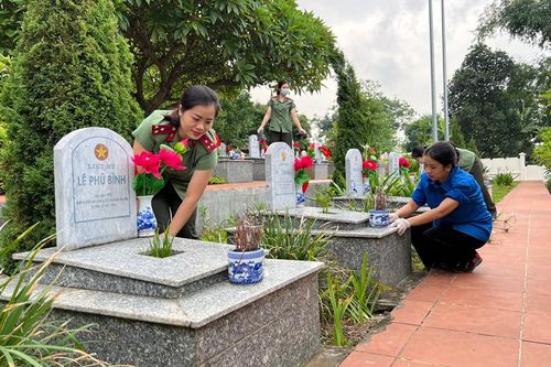 Hoa đại rơi trên vai áo