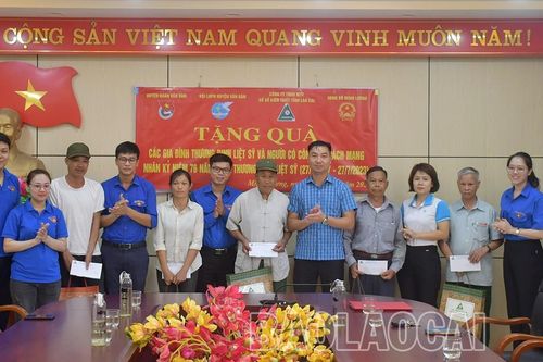 Tặng quà gia đình chính sách, người có công huyện Văn Bàn