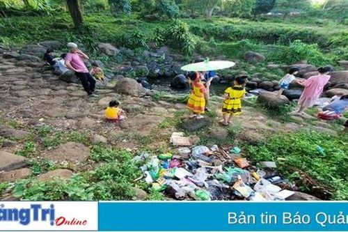 Di tích quốc gia hệ thống giếng cổ Gio An bị xả rác bừa bãi