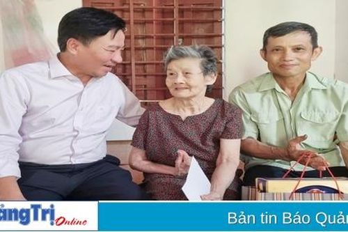Thăm, tặng quà gia đình chính sách tại các huyện Vĩnh Linh, Cam Lộ