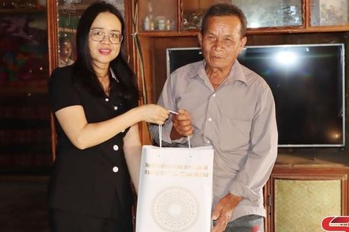 Đồng chí Trưởng ban Tuyên giáo Tỉnh ủy thăm, tặng quà thương binh tại huyện Thuận Châu