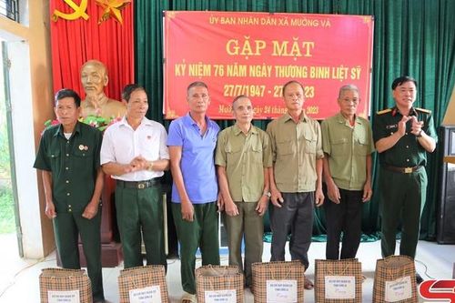 Đồng chí Chỉ huy trưởng Bộ CHQS tỉnh thăm các đối tượng chính sách tại huyện Sốp Cộp