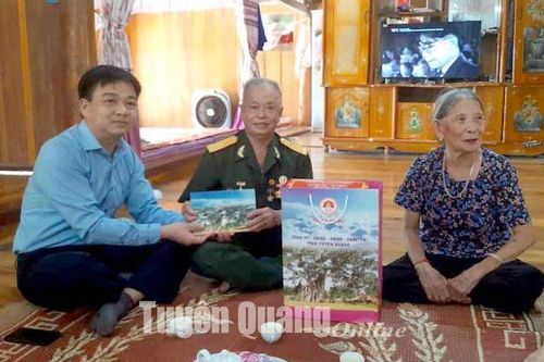 Đồng chí Nguyễn Hưng Vượng tặng quà thương, bệnh binh huyện Lâm Bình