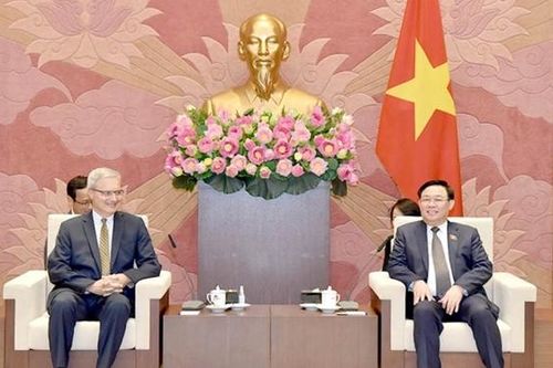 Chủ tịch Quốc hội Vương Đình Huệ tiếp Đại sứ Cộng hòa Pháp Nicolas Warnery