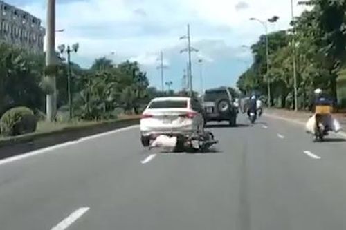 Tài xế lái ô tô tạt ngã người đi xe máy