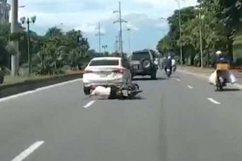 CSGT Hà Nội truy tìm tài xế ô tô tạt ngã người đi xe máy