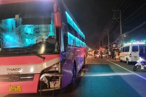 Va chạm giữa xe khách và xe máy khiến 2 anh em tử vong trong đêm