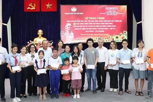 Trao 112 suất kinh phí hỗ trợ học tập cho học sinh, sinh viên dân tộc thiểu số