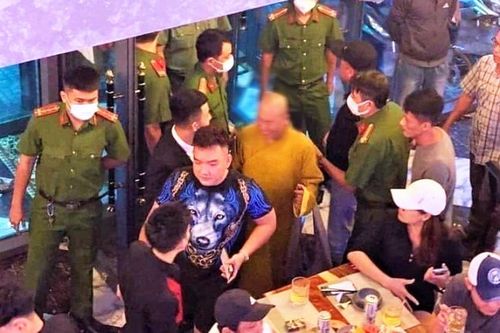 Người mặc pháp phục tại quán nhậu không phải tu sĩ Phật giáo