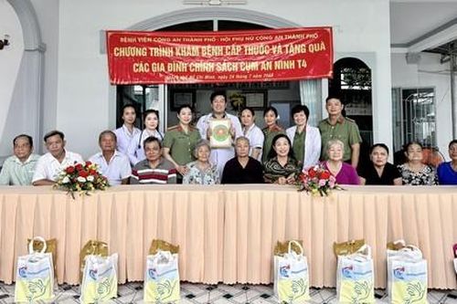Công an TPHCM: Khám bệnh và tặng quà các gia đình chính sách ANT4