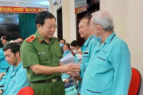 Ban Giám đốc Công an TPHCM thăm, tặng quà CBCS đang điều trị tại bệnh viện