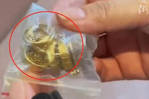 Tìm thấy két sắt bí mật của chủ nhà cũ đã qua đời, hành động của cô gái gây xúc động