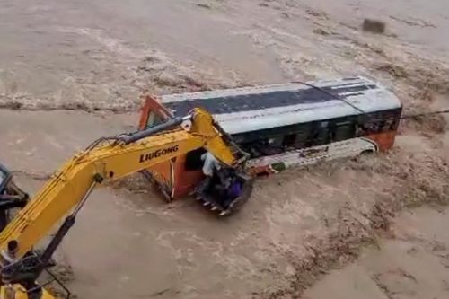 Tài xế bất cẩn, 40 hành khách mắc kẹt giữa dòng nước lũ