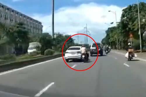Hà Nội: Truy tìm tài xế nghi cố tình chèn ngã người đi xe máy rồi bỏ chạy