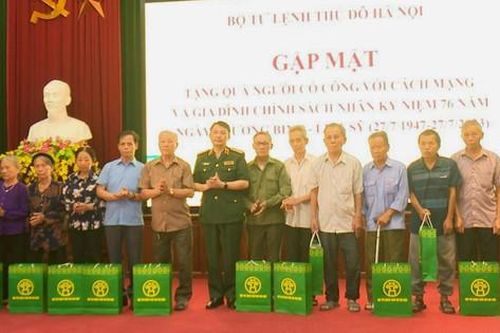 Bộ Tư lệnh Thủ đô Hà Nội tặng quà gia đình chính sách xã An Thượng