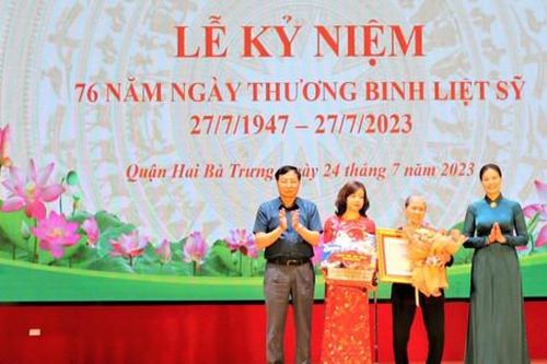 Quận Hai Bà Trưng trao 441 suất quà cho gia đình người có công tiêu biểu