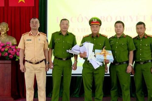 Trao quyết định công nhận thương binh cho Đại úy Công an bị thương khi khống chế kẻ 'ngáo đá'