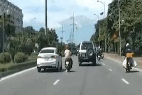 Phẫn nộ cảnh tài xế ô tô cố tình chèn ngã người đi xe máy