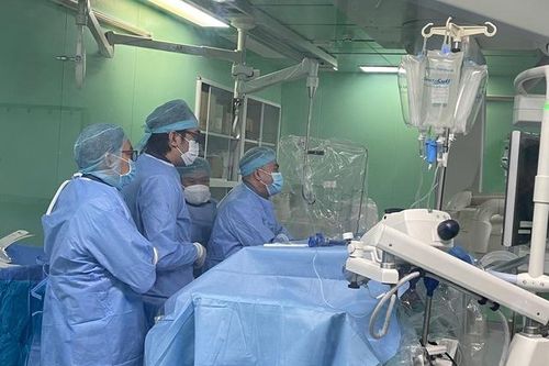 Đau nửa đầu, đau quanh hốc mắt kéo dài, cảnh giác với bệnh trọng