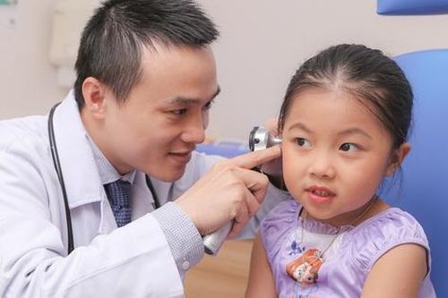 Trẻ đi bơi hay bị viêm ống tai: Nguyên nhân và cách khắc phục