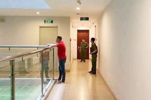 Triệu tập người đàn ông cầm dao xông vào nhà hàng xóm