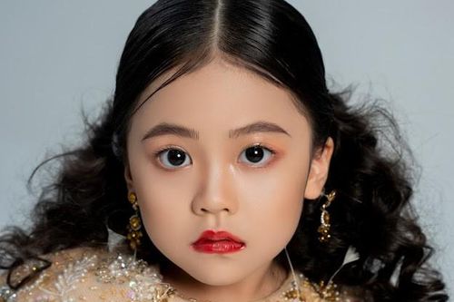 Tiết lộ về gương mặt người mẫu 6 tuổi gây 'sốt' sàn diễn Việt