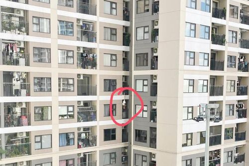 Cô gái treo lơ lửng ngoài ban công, rồi rơi xuống đất