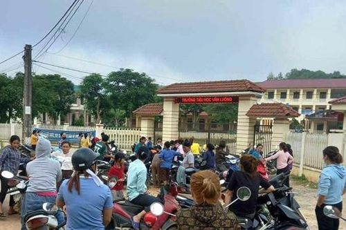 Phú Thọ: Phụ huynh 'quây' trường, huyện lập đoàn thanh tra đột xuất việc thu chi