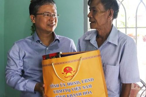 Lãnh đạo tỉnh Khánh Hòa thăm và tặng quà gia đình người có công ở TP. Cam Ranh