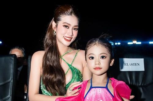 Vẻ đáng yêu của mẫu nhí 6 tuổi chụp hình cùng Hoa hậu Thiên Ân