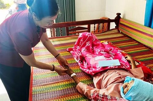 Phó Chủ tịch Trương Thị Ngọc Ánh thăm hỏi tặng quà gia đình chính sách tại Trà Vinh