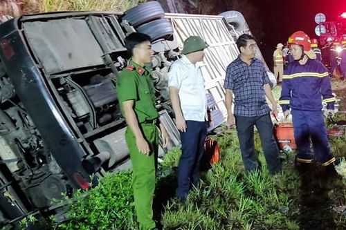 Thừa Thiên - Huế: Xe khách bị lật vào vách núi, 16 người thương vong