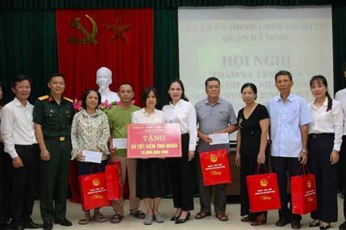 Hà Đông thăm và tặng quà 87 gia đình chính sách tiêu biểu