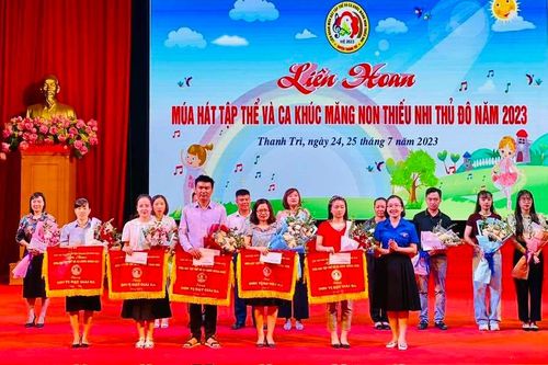 Sôi nổi liên hoan múa hát tập thể và ca khúc măng non huyện Thanh Trì