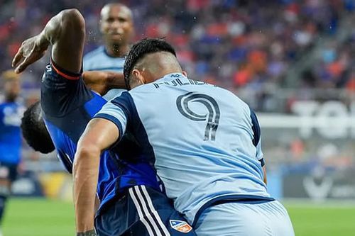 Hỗn loạn ở giải đấu Messi tham dự khi trung vệ Ngoại hạng Anh bị húc đầu thô bạo