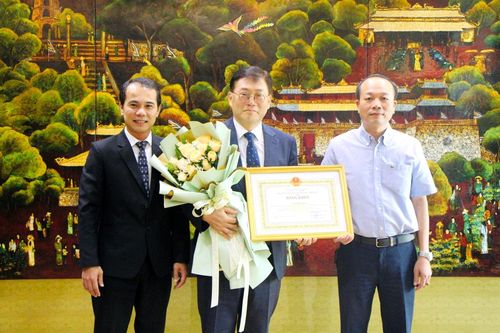 Huế tặng Bằng khen của Chủ tịch Ủy ban nhân dân tỉnh cho Giám đốc KOICA tại Việt Nam