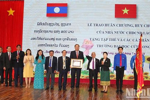 Trường đại học Cửu Long đón nhận Huân chương Lao động Lào