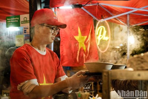 Những bát phở 'sưởi ấm' cổ động viên Việt Nam tại Auckland