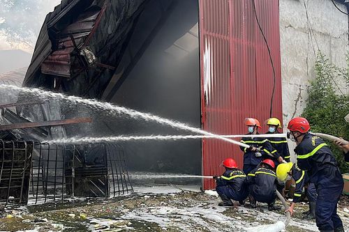 4 cán bộ, chiến sĩ nhập viện sau khi tham gia chữa cháy kho hàng nghi chứa thuốc bảo vệ thực vật