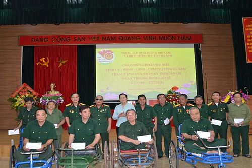 Thăm, tặng quà các thương binh, gia đình chính sách ở Hà Nam