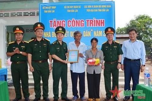 Khánh thành và bàn giao 'Nhà Đoàn kết quân dân' tại biên giới Đắk Lắk